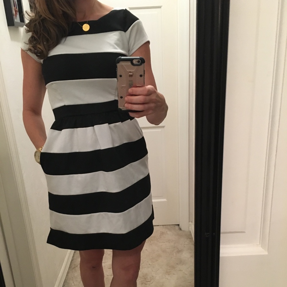 Elle black & white striped dress with pockets sz 2